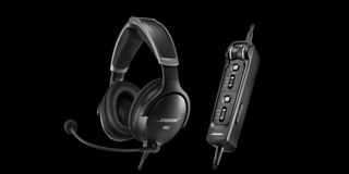 Vue en angle du casque Bose A30 avec le micro fixé à côté du module de contrôle. Vue en angle du casque Bose A30 avec le micro fixé à côté du module de contrôle.